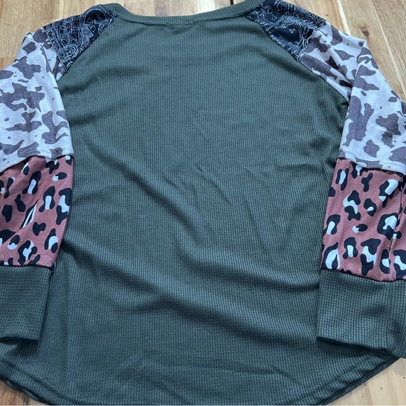 C + D + M Olive Waffle Knit Top – Mixed Print Colorblock Sleeves (Size M) - Picture 4 of 4